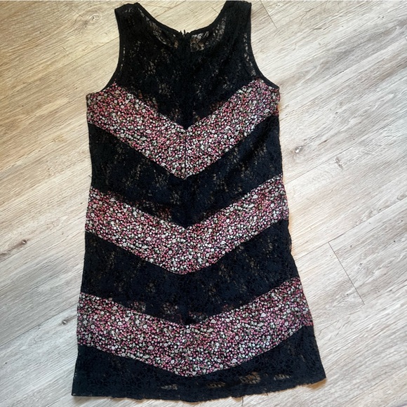 Soprano Dresses & Skirts - Vintage Y2K Soprano Ditsy Floral and Lace Chevron Mini Dress